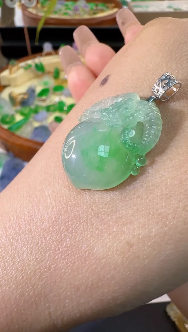 【闪购商品】翡翠颈饰18K金镶嵌缅甸A货翡翠吉羊吊坠