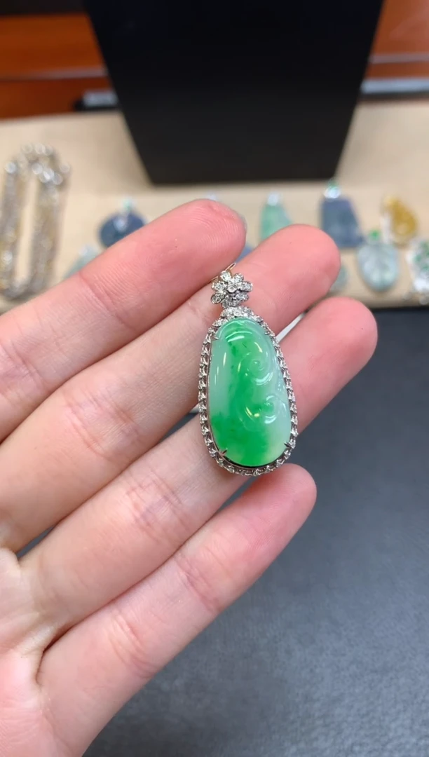 【闪购商品】翡翠颈饰18K金镶嵌如意【无服务费】