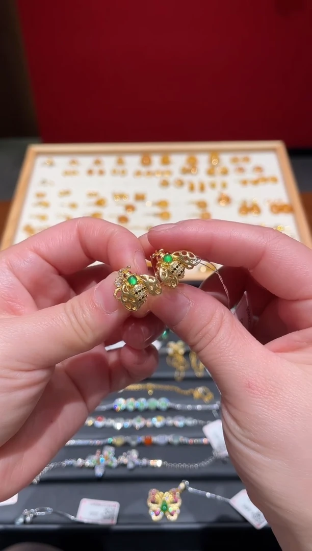 银S925镀金镶嵌翡翠耳饰小蜜蜂