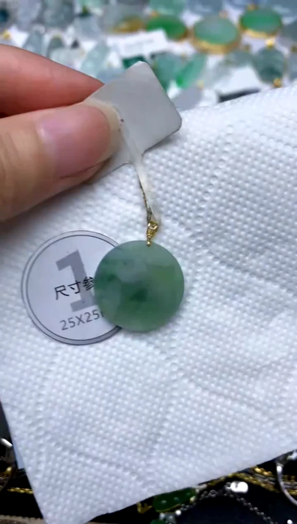 颈饰18K金镶嵌翡翠天然A货翡翠