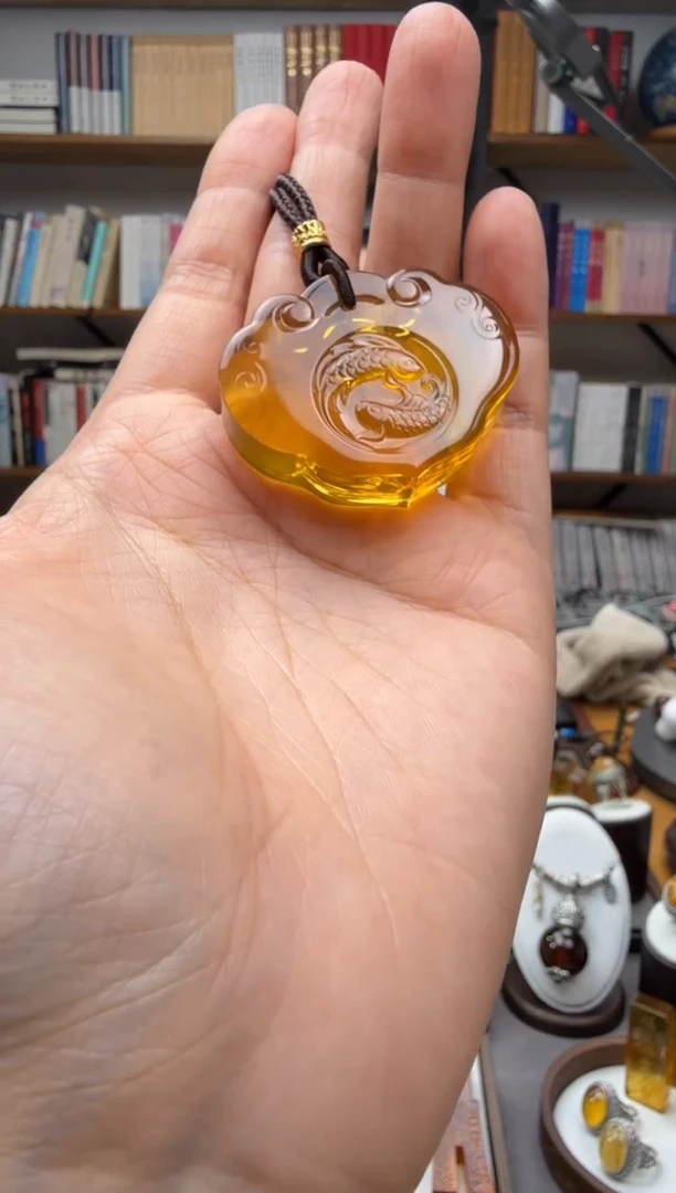 未镶嵌颈饰琥珀年年有余吊坠