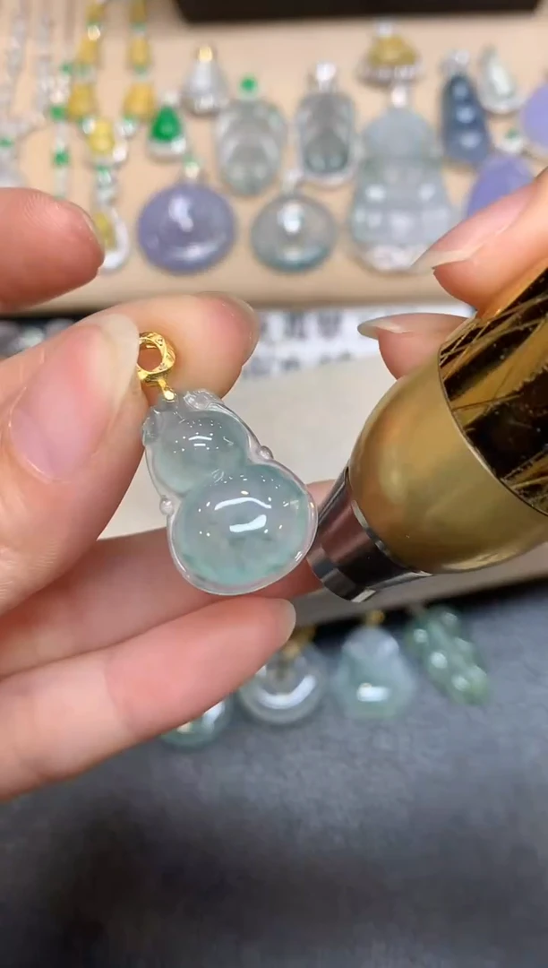 颈饰18K金镶嵌翡翠葫芦【无服务费