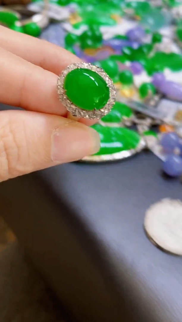 颈饰18K金镶嵌翡翠戒指