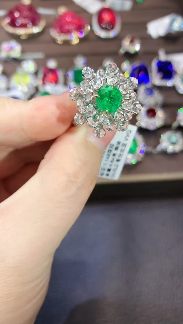 戒指18K金镶嵌祖母绿D2