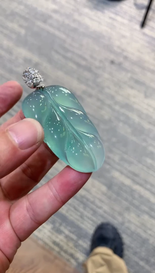 翡翠未镶嵌颈饰出*浪出