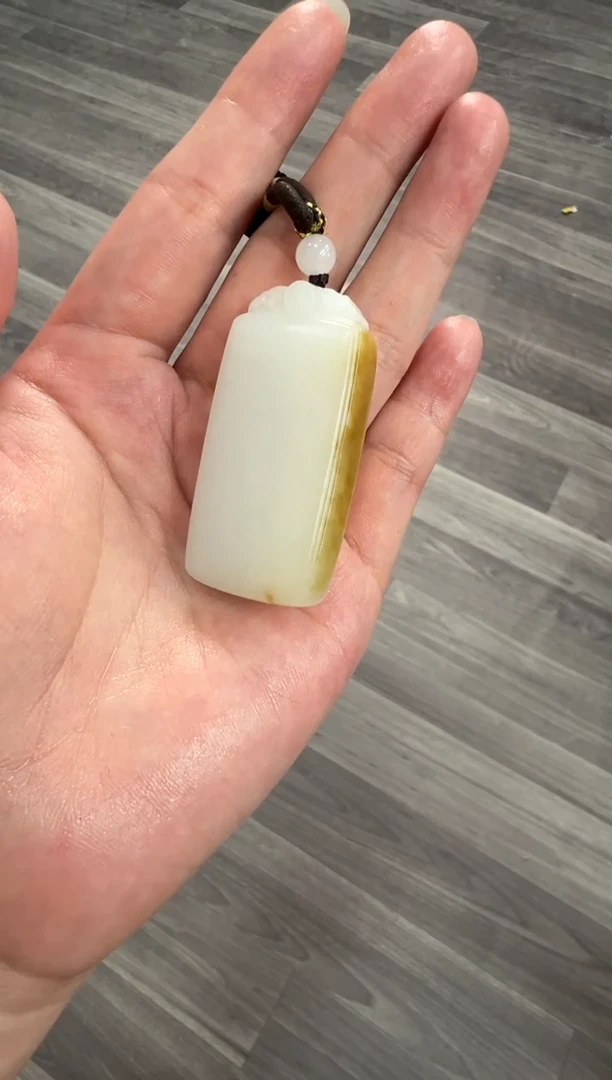 吊坠(赠链)未镶嵌和田玉木*花金山糖白无事牌