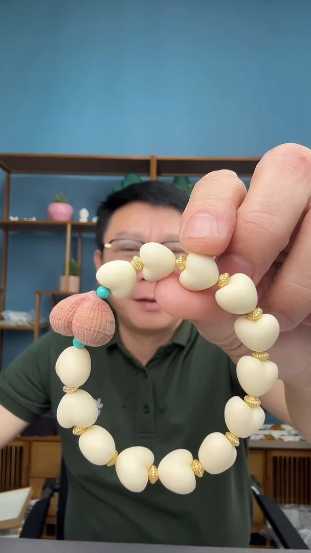 未镶嵌琥珀裸石噜***?（有瑕介意勿拍）