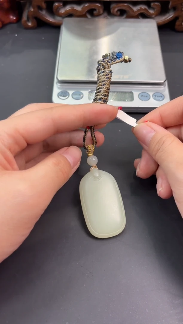 【闪购商品】和田玉吊坠(赠链)未镶嵌且末微色差迪克兰吊坠