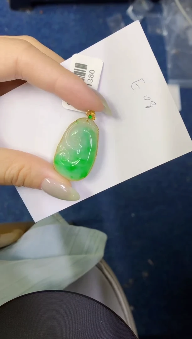 翡翠18K金镶嵌颈饰缅甸天然翡翠A货