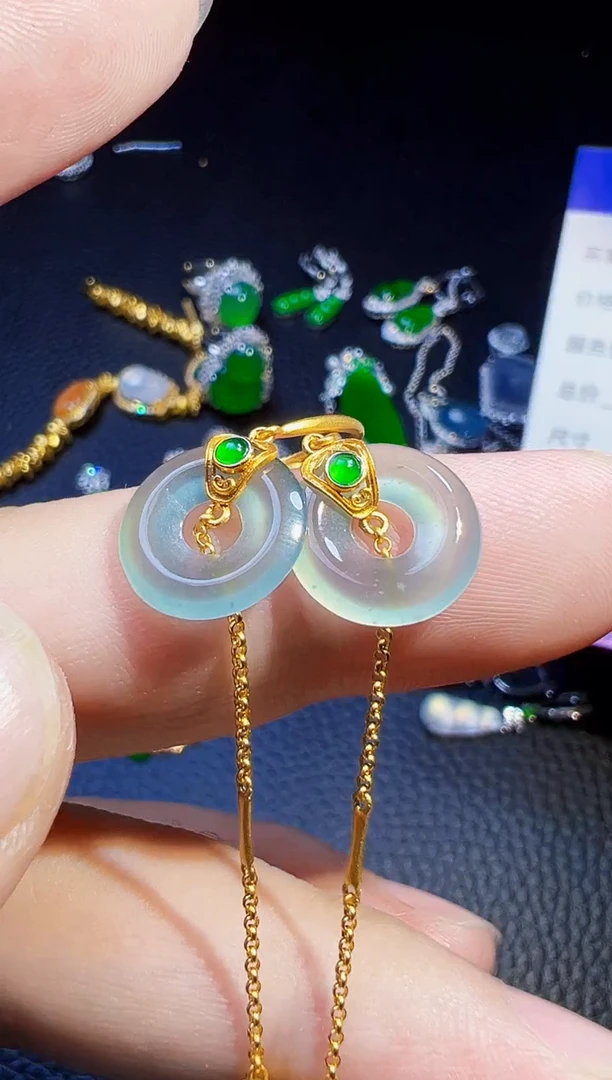 18K金镶嵌翡翠耳饰聚**人翡翠