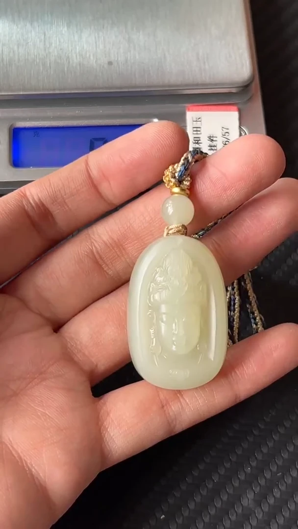 【闪购商品】和田玉吊坠(赠链)未镶嵌且末微色差迪克兰一细 L