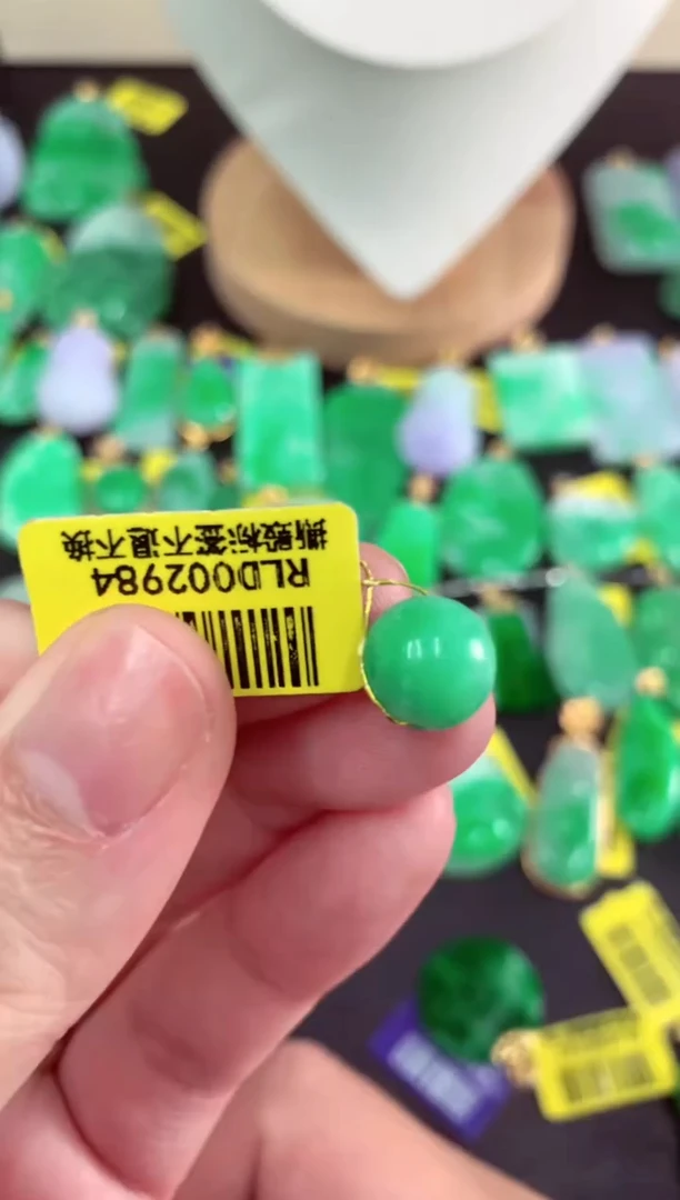 吊坠(不含链)未镶嵌翡翠挂件