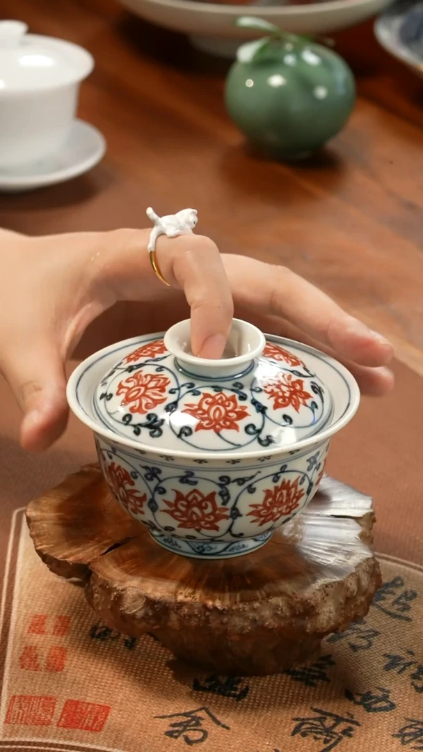 景德镇花心缠枝莲盖碗
