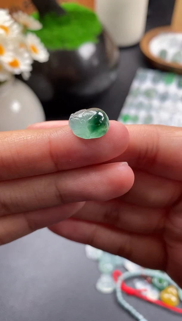 散珠翡翠晴底飘绿裸石