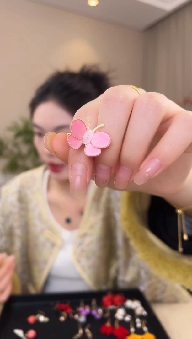 刺绣小****a粉色蝴蝶戒指