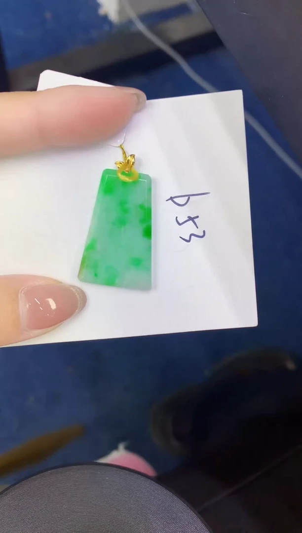 颈饰18K金镶嵌翡翠缅甸天然翡翠A货