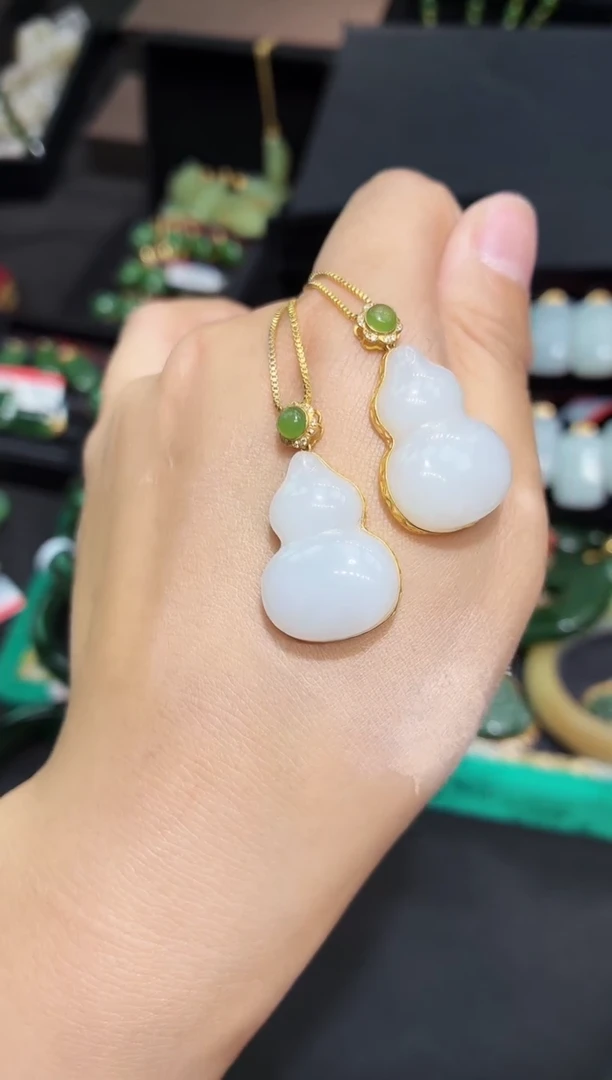 吊坠(赠链)18K金镶嵌和田玉30MM 多样性发一