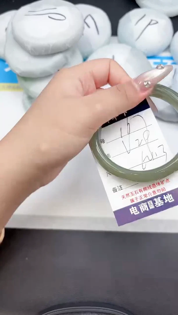 未镶嵌手镯石英质玉167-64.3
