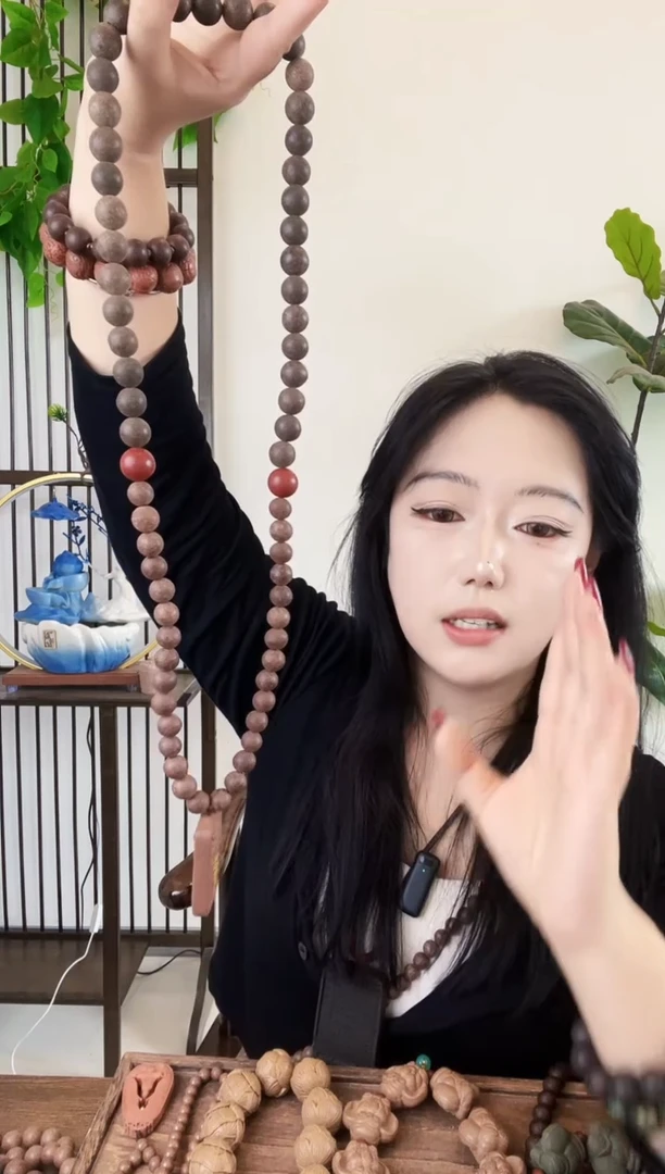 泥塑抱朴加金颜加红麝的脖挂