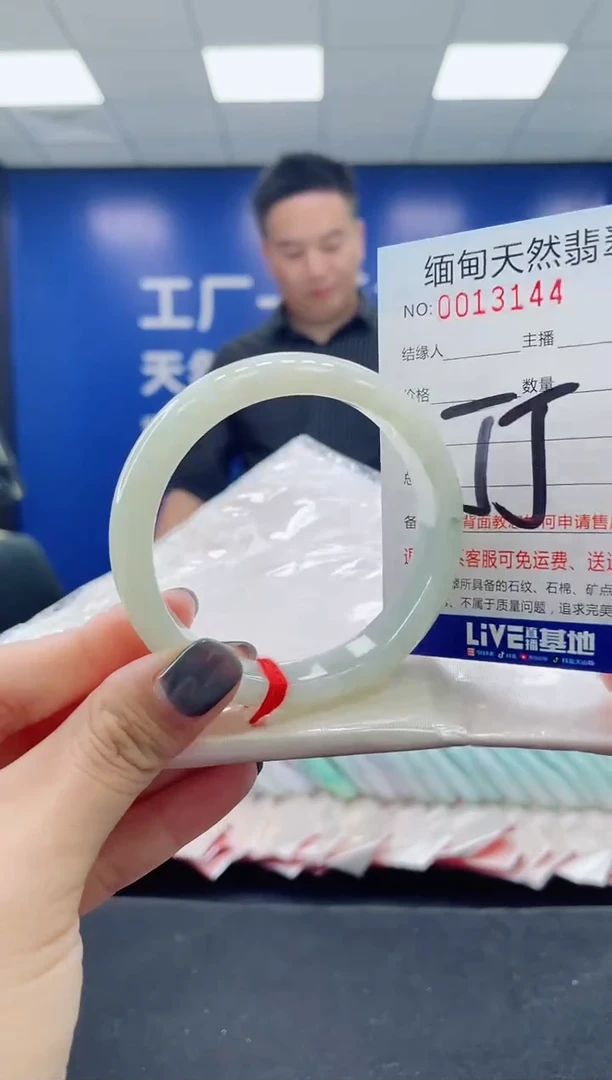 未镶嵌手镯翡翠天然翡翠手镯