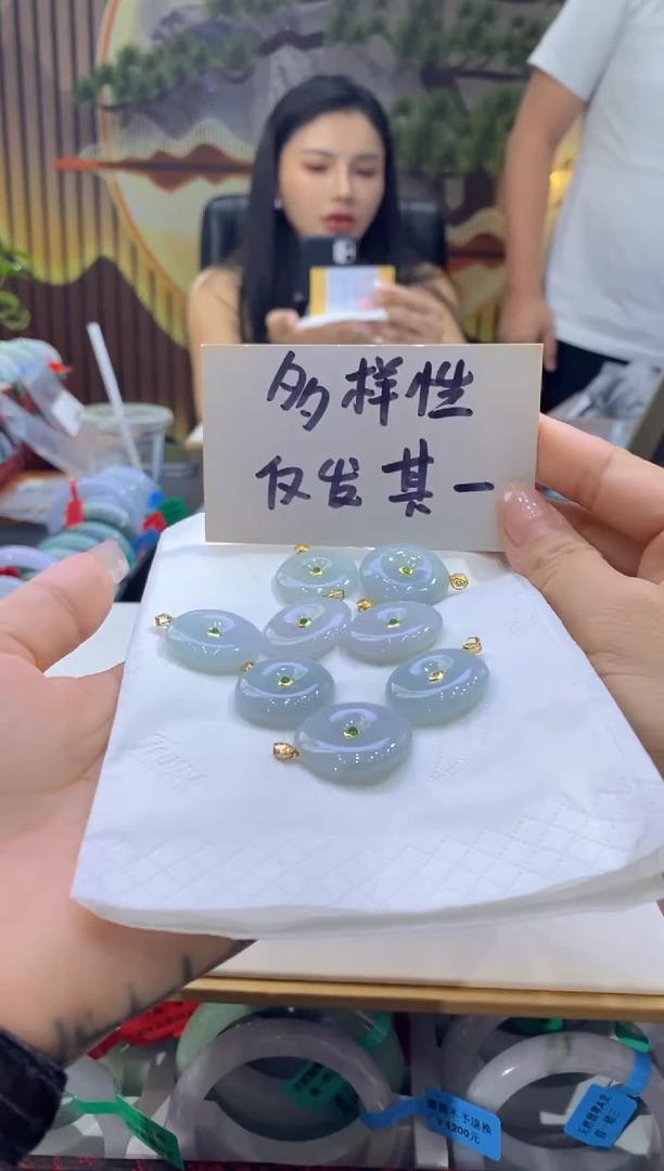 翡翠18K金镶嵌颈饰多样性仅发其一8294