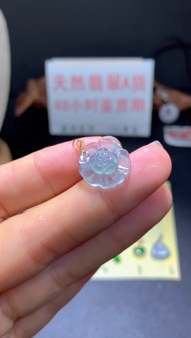 翡翠18K金镶嵌颈饰翡翠吊坠