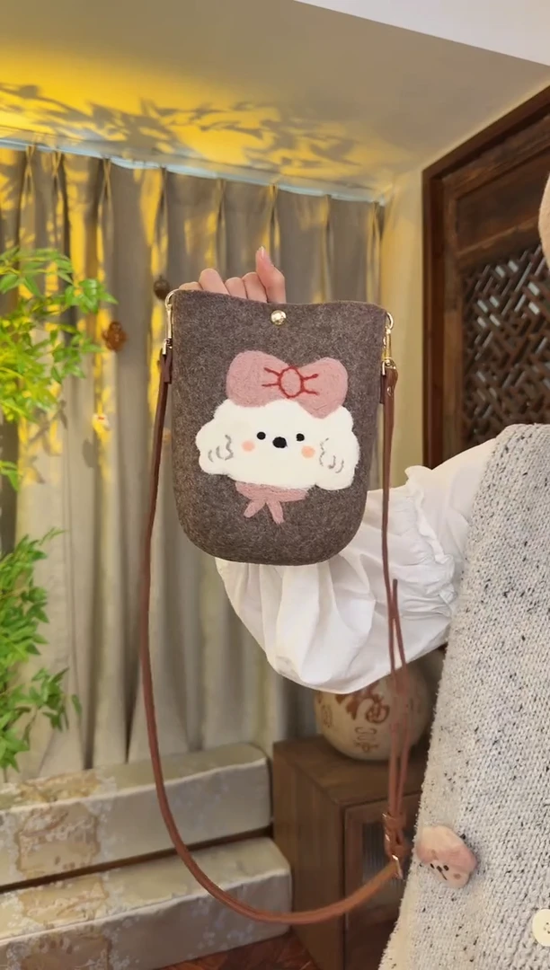 羊毛非遗羊毛毡包 手机包小狗