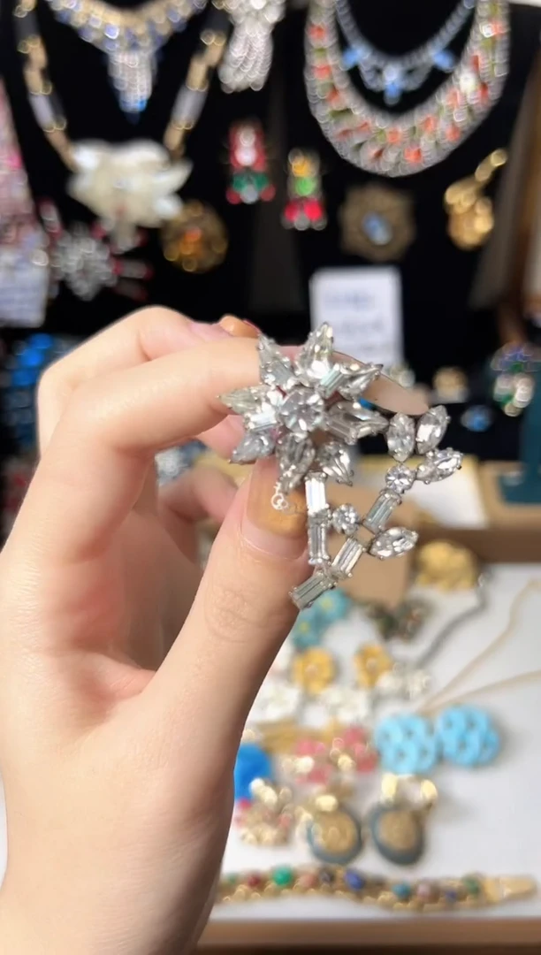 铁合金合成碳硅石花朵莱茵石胸针