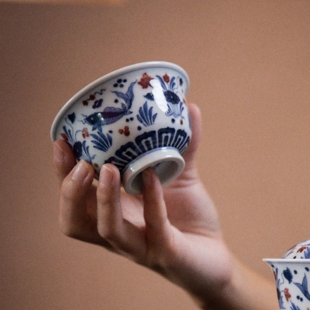 【景德詺兮】青花釉里红鱼藻压手杯MX377