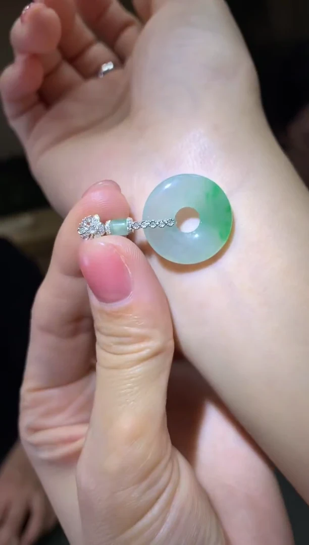 颈饰18K金镶嵌翡翠|不退不换