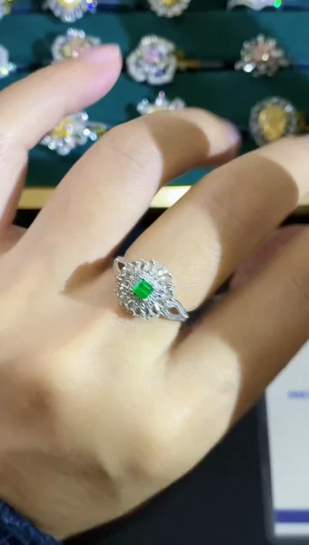 18K金镶嵌戒指祖母绿戒指