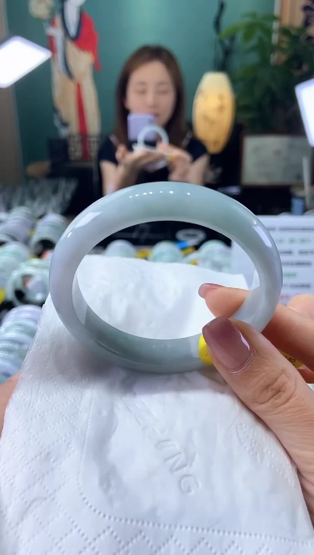 翡翠手镯未镶嵌56.6圈口