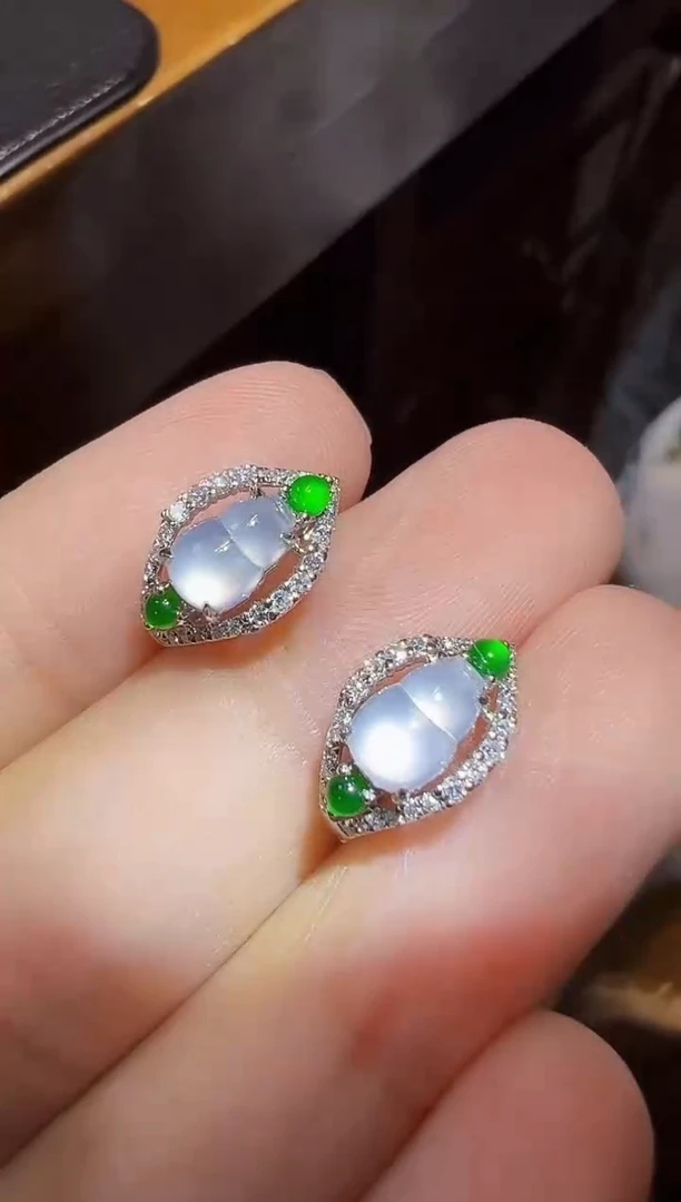 18K金镶嵌翡翠耳环葫芦