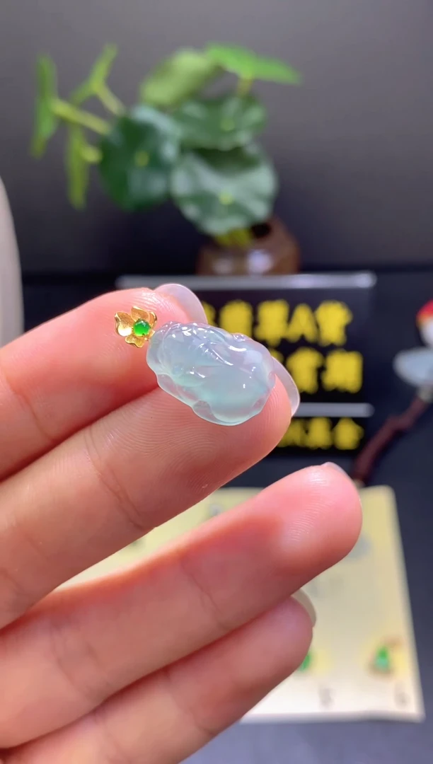 翡翠18K金镶嵌颈饰翡翠吊坠