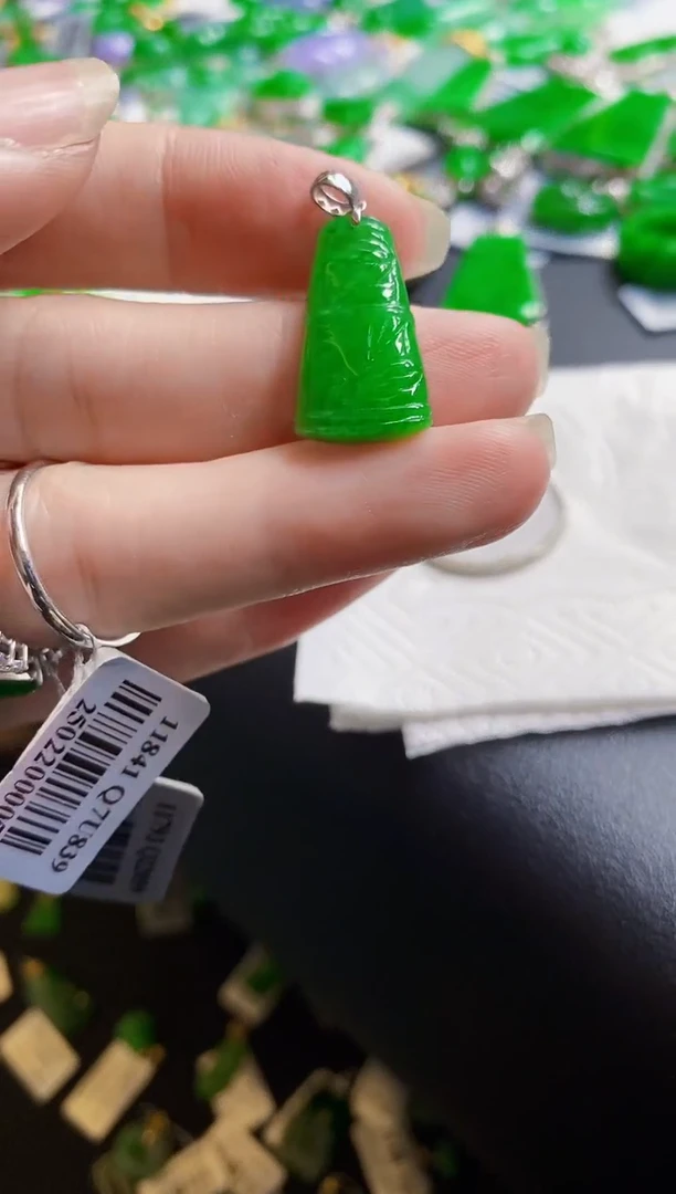 翡翠18K金镶嵌颈饰和****c竹子