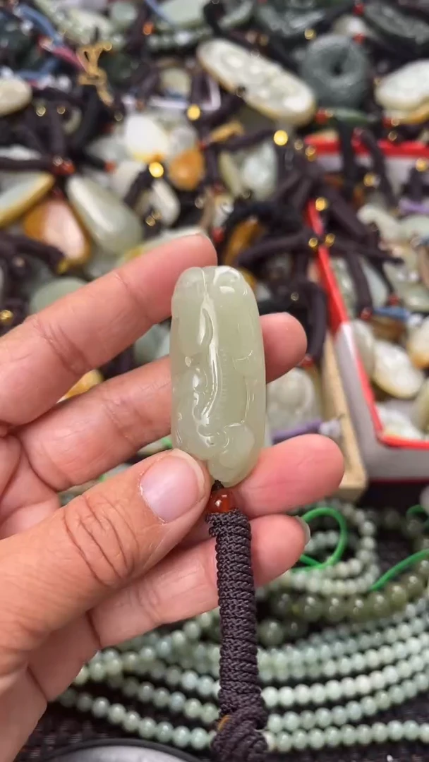 【闪购商品】和田玉颈饰未镶嵌多样性发货没有证书，拍一发一.有瑕