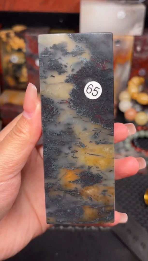 玉桂林鸡血玉摆件 编号：65