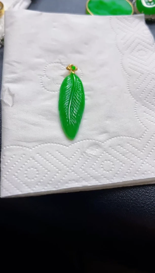 翡翠18K金镶嵌颈饰吊坠
