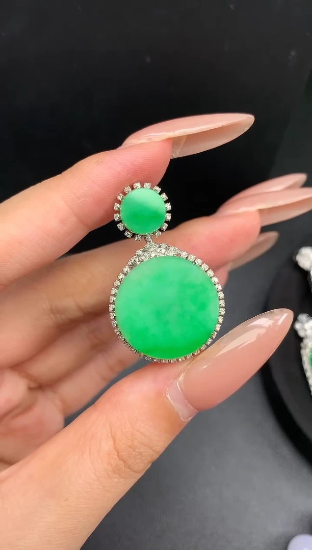 颈饰18K金镶嵌翡翠无事牌