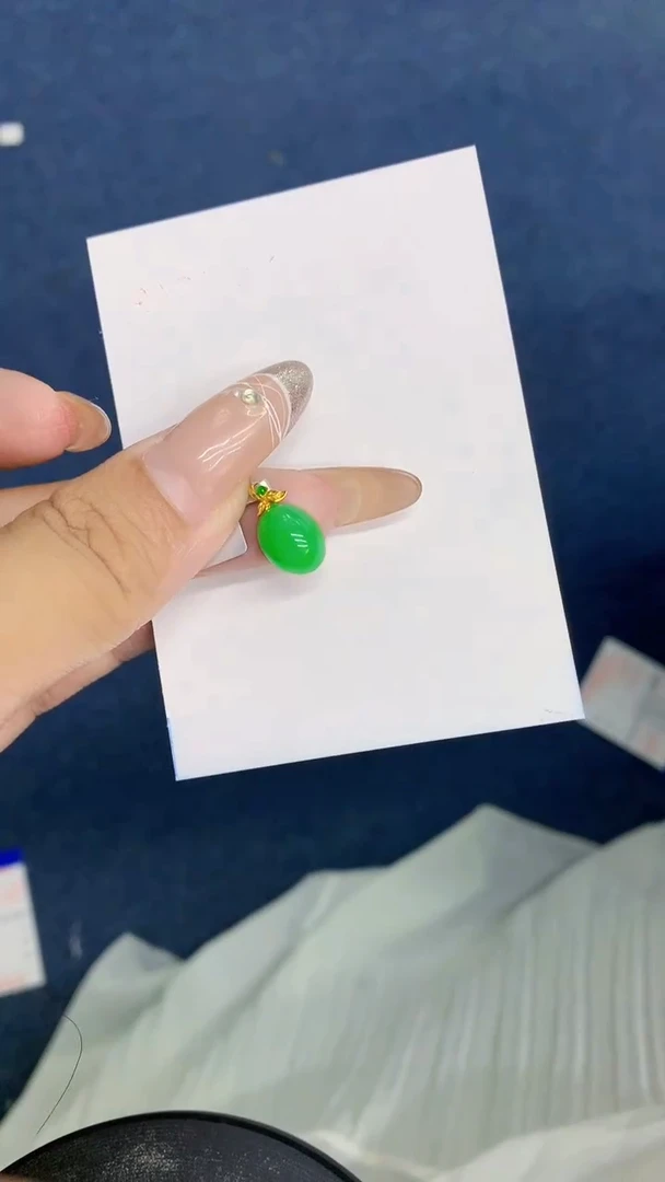 颈饰18K金镶嵌翡翠1