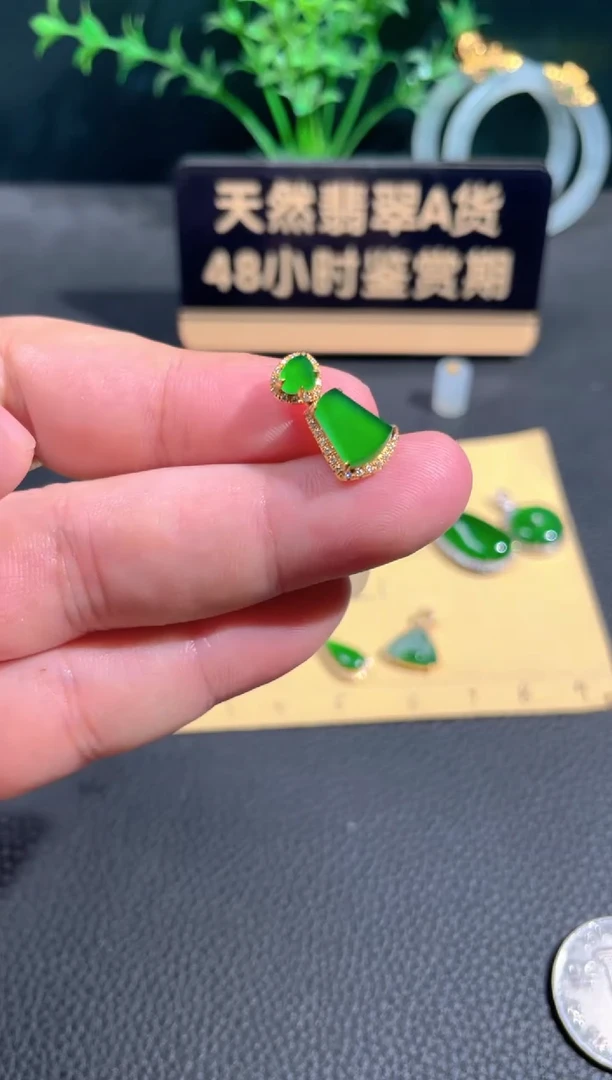 翡翠18K金镶嵌颈饰翡翠