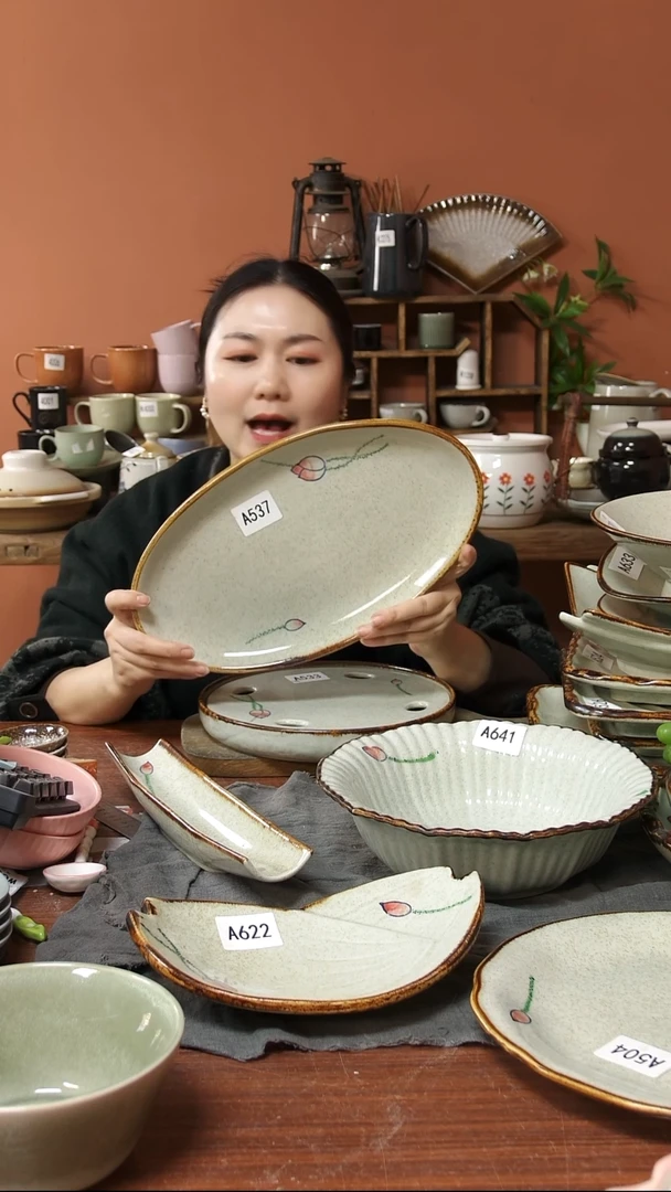 陶瓷A537 一只手绘荷花黑点椭圆鱼盘35*20可能微瑕