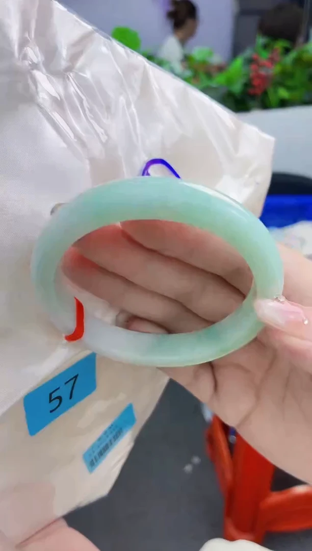 翡翠手镯未镶嵌翡翠手镯