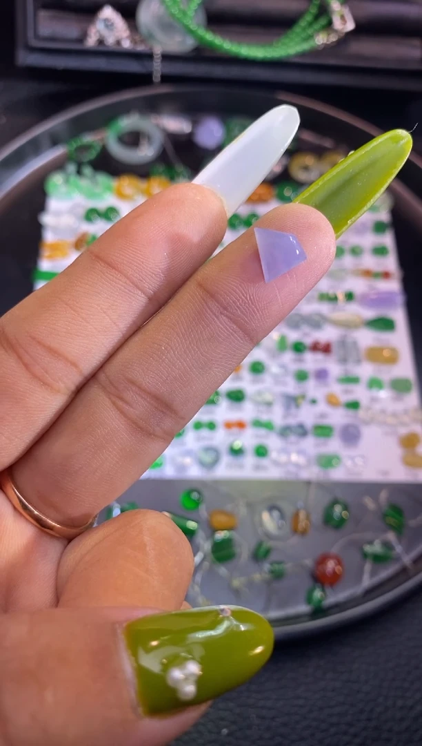翡翠挂件未镶嵌切割
