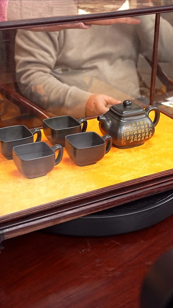 吴小楣  四方玉露套组53 君子兰  370毫升 亚明 配醒狮茶宠