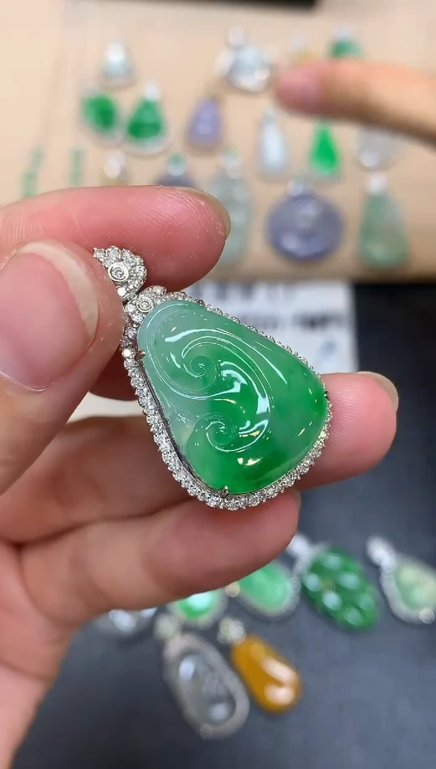 颈饰18K金镶嵌翡翠如意【无服务费