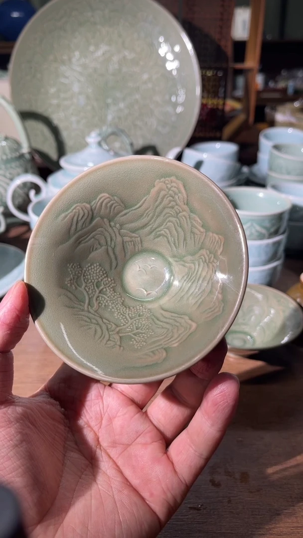微瑕浮雕山水斗笠1只