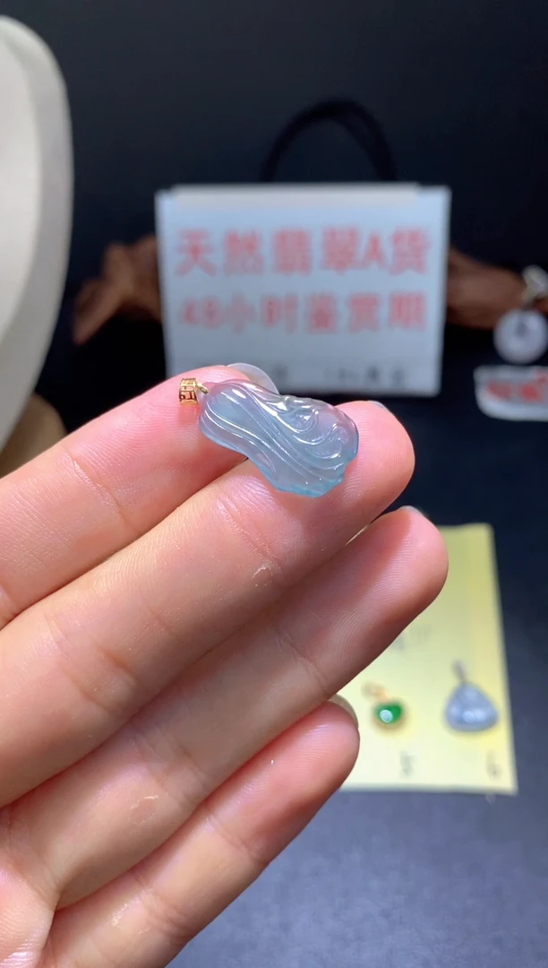 翡翠18K金镶嵌颈饰翡翠吊坠