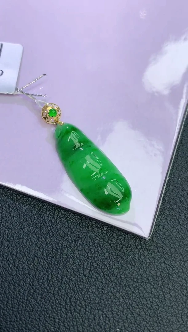 颈饰18K金镶嵌翡翠赠礼盒证书 麦麦