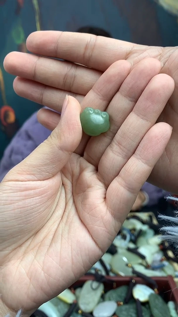 颈饰未镶嵌和田玉（多样性发一件）没有证书有瑕